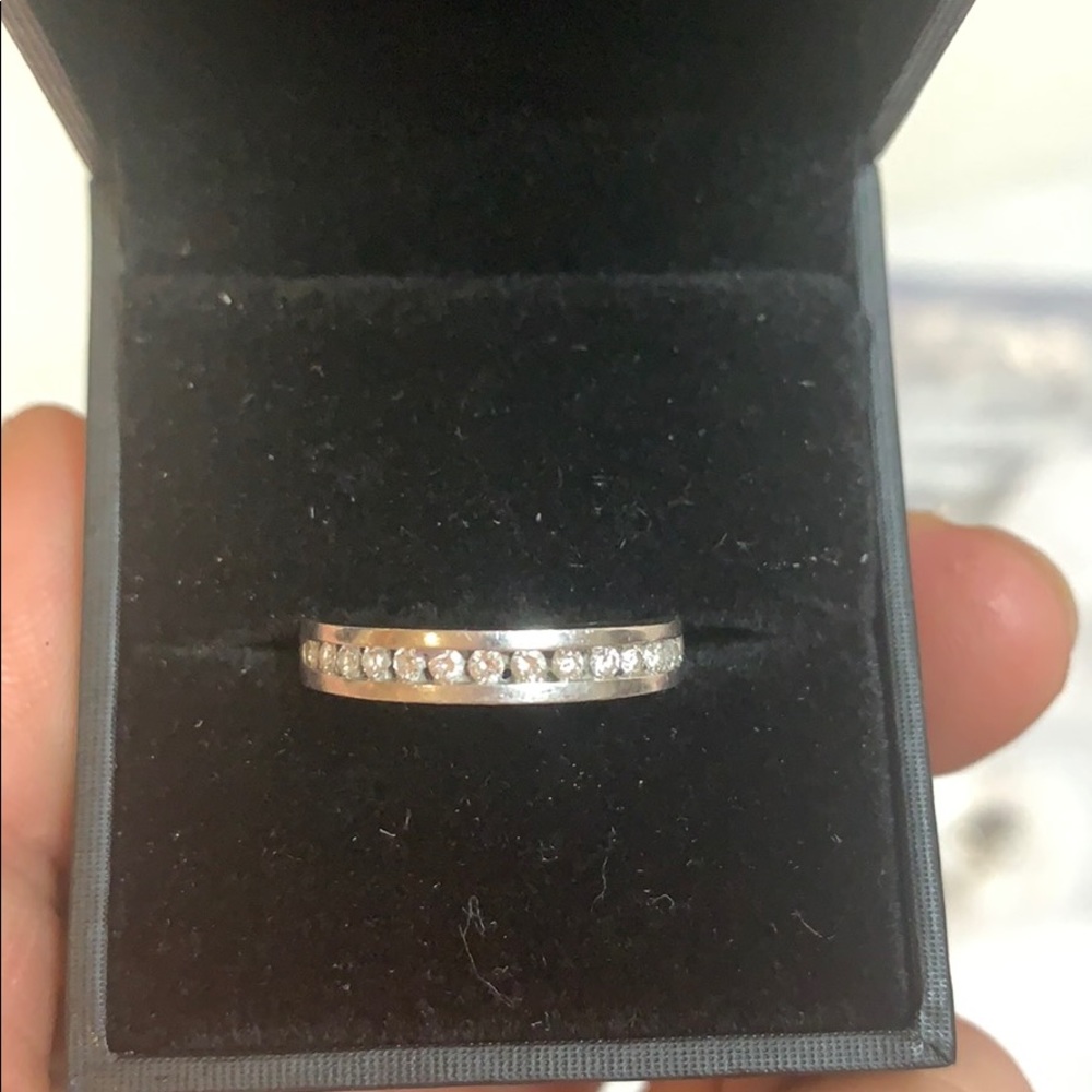 One lady’s diamond ring made of platinum